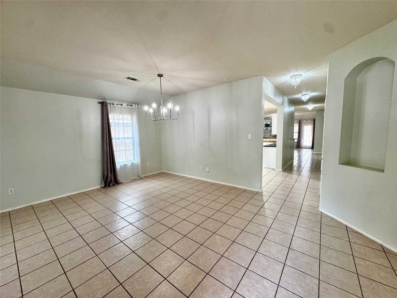 2812 Park Place Dr - Photo 5 of 40