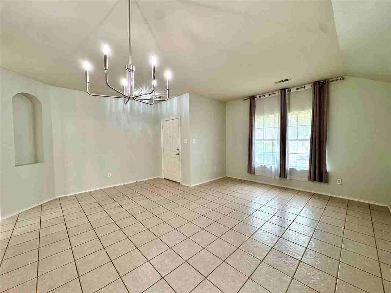 2812 Park Place Dr - Photo 7 of 40