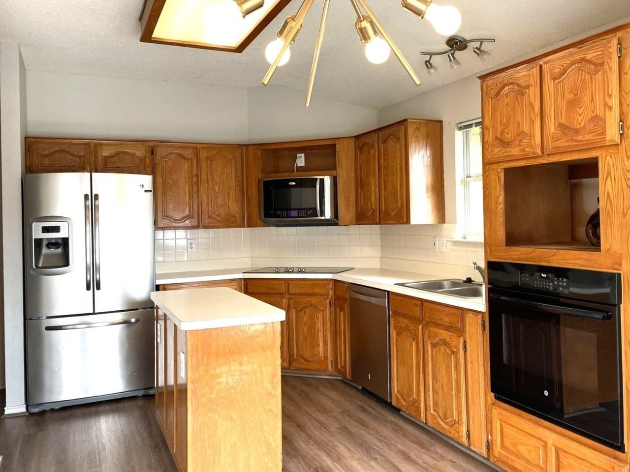 1304 Rosewood Ln - Photo 4 of 11