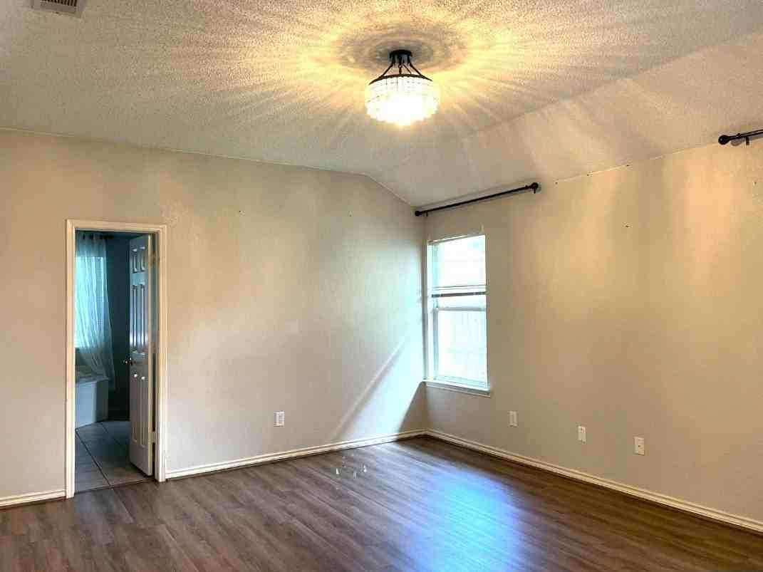 1304 Rosewood Ln - Photo 5 of 11