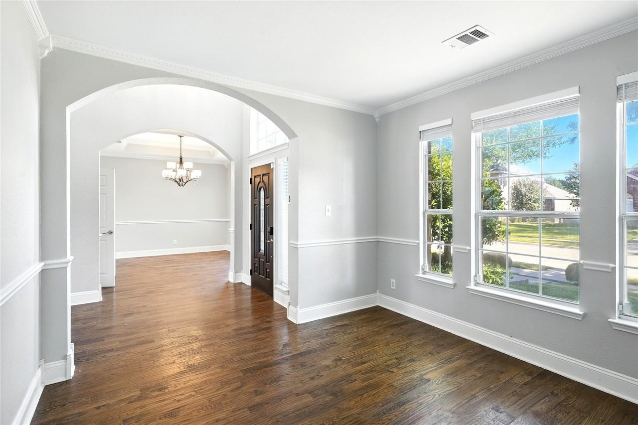 9808 Enmore Ln - Photo 4 of 26