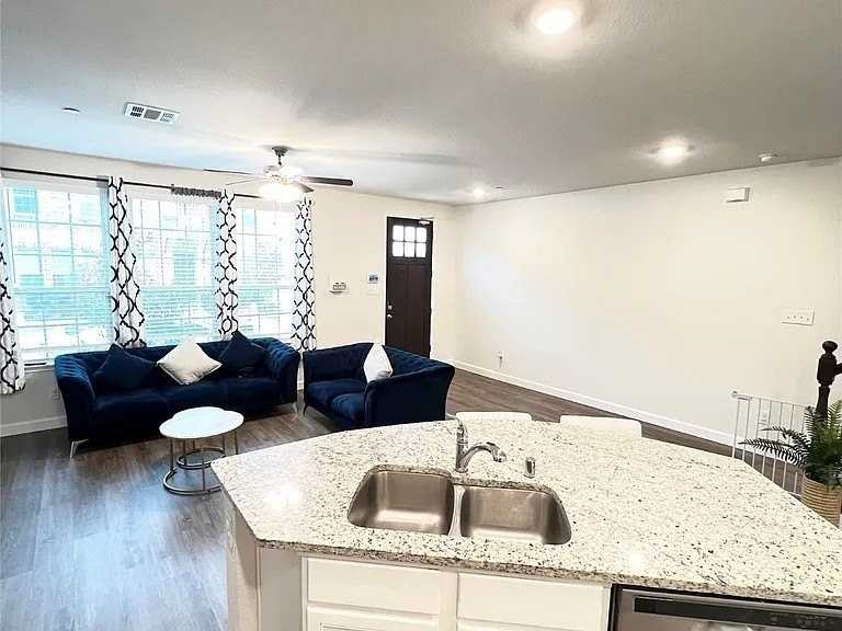 2456 Siskiyou St - Photo 3 of 17