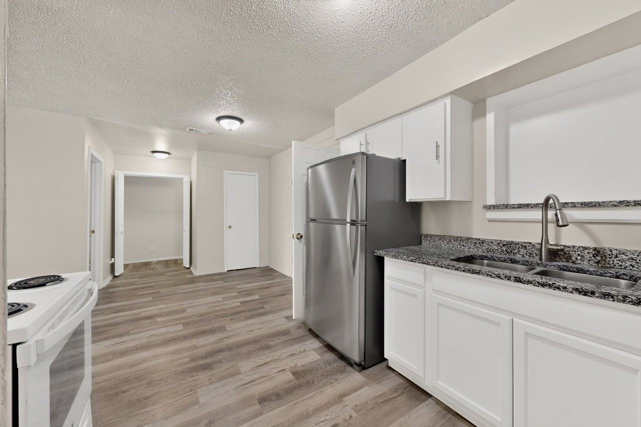 937 Cleardale Dr - Photo 5 of 30