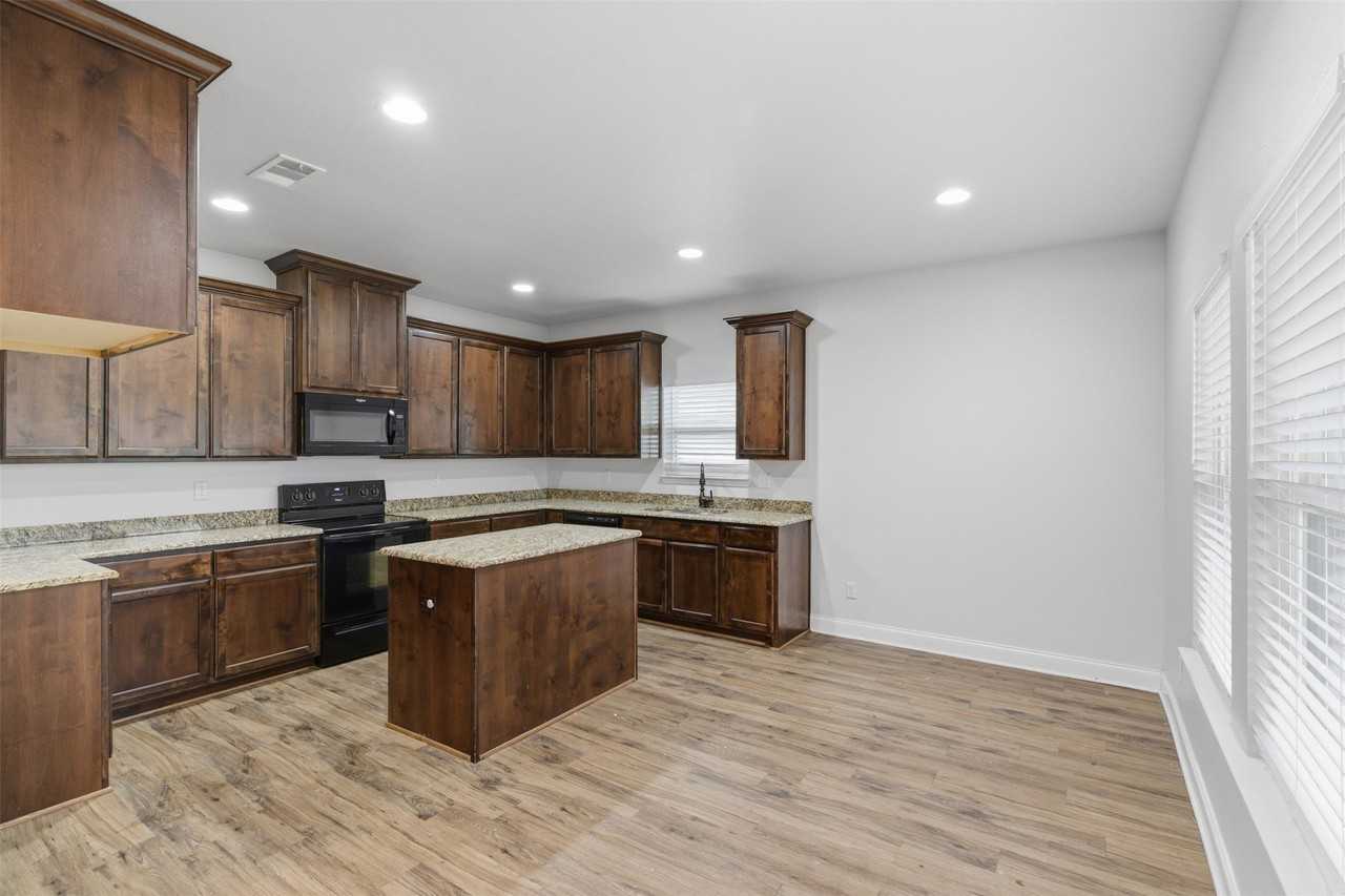 4805 Pickett St - Photo 4 of 24