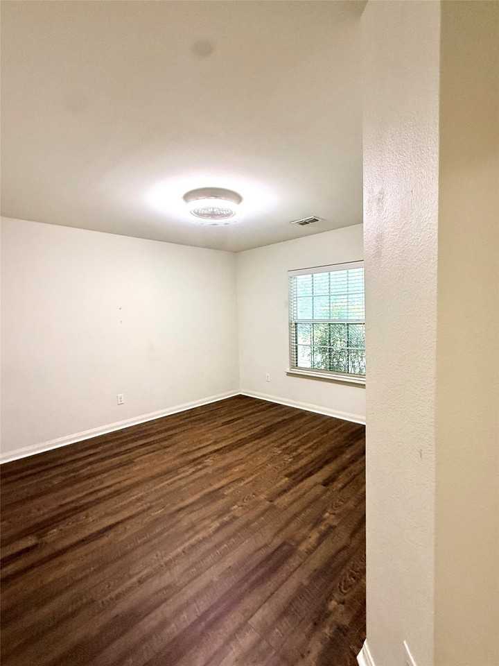 1401 Macy Ln - Photo 3 of 21