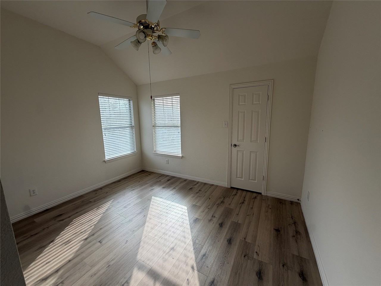 1026 Elm Dr - Photo 4 of 16