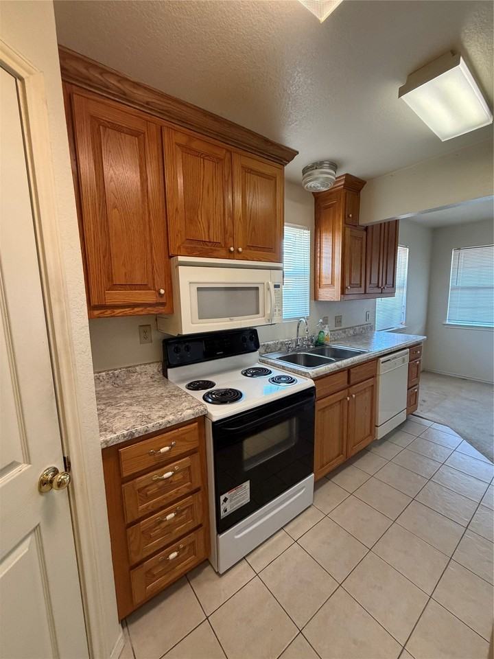 4920 Morningside Dr - Photo 2 of 3