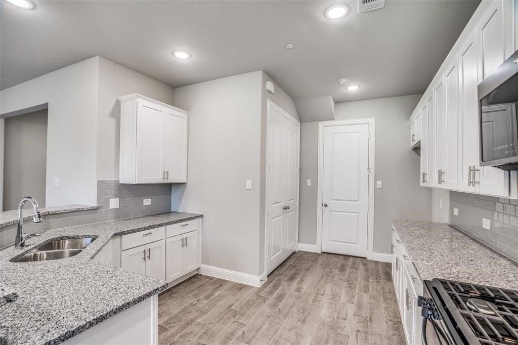 517 Sequoia St - Photo 3 of 12