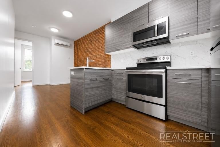 890 Jefferson Ave #1L - Photo 3 of 10