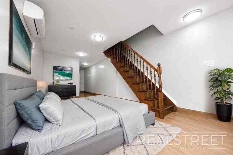 890 Jefferson Ave #1L - Photo 7 of 10