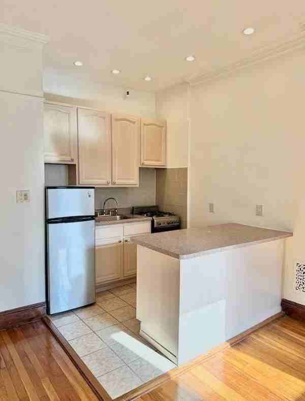 136 Saint James Pl #2R - Photo 4 of 6