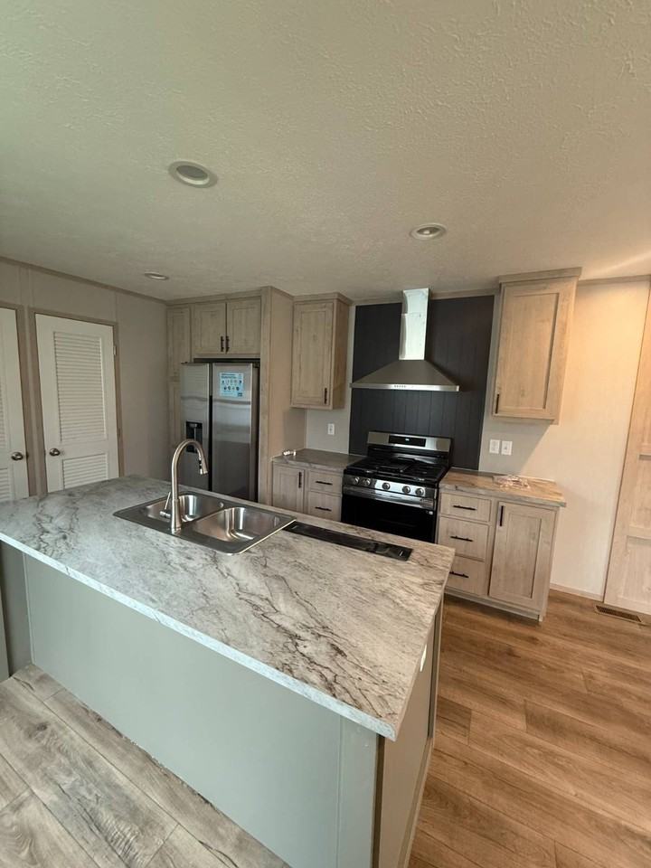 124 Lillian Ln - Photo 2 of 12