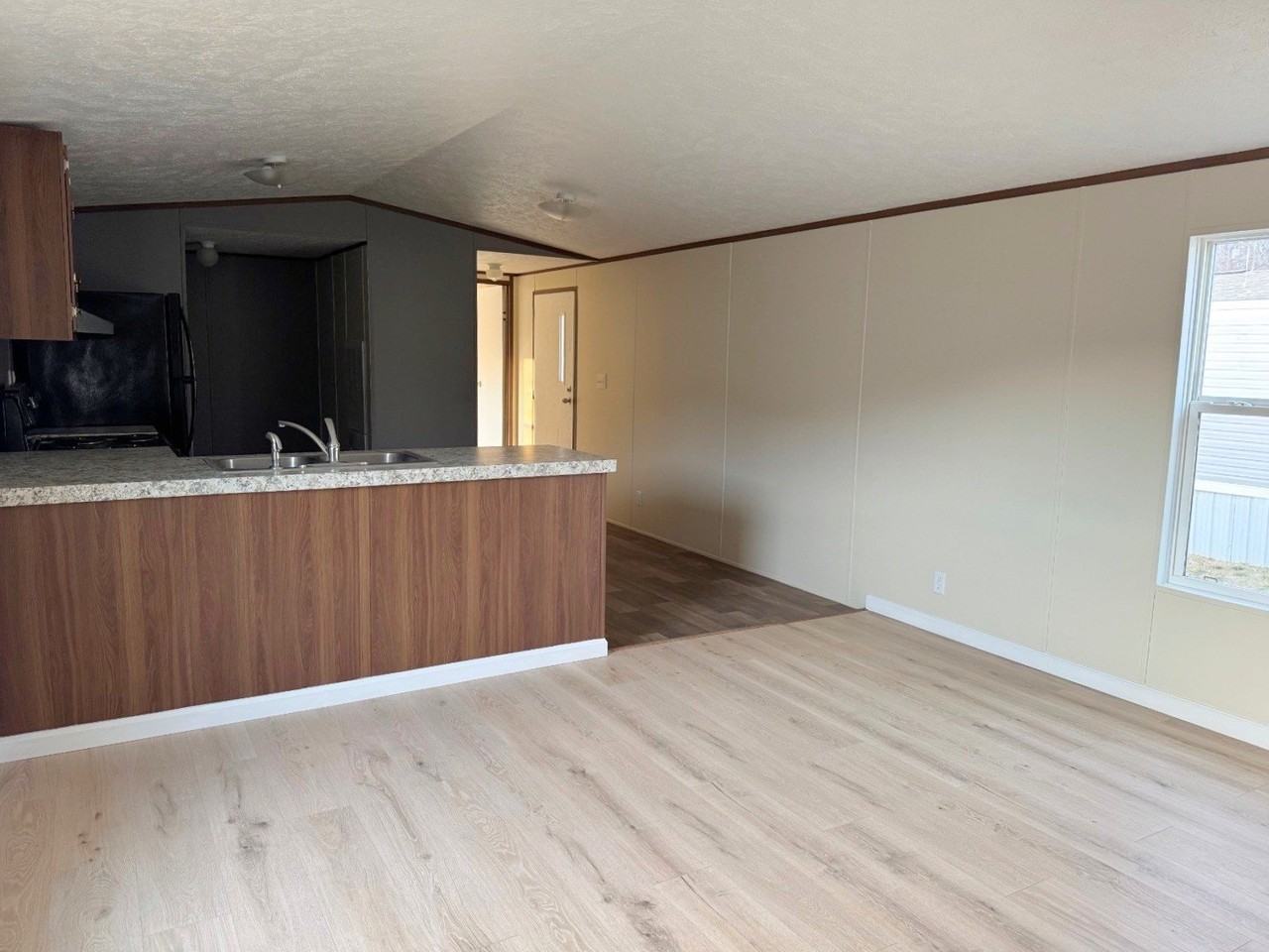 561 Banjo Way - Photo 3 of 8