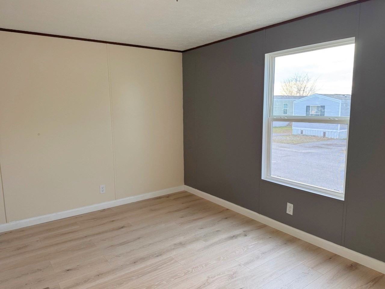 561 Banjo Way - Photo 5 of 8