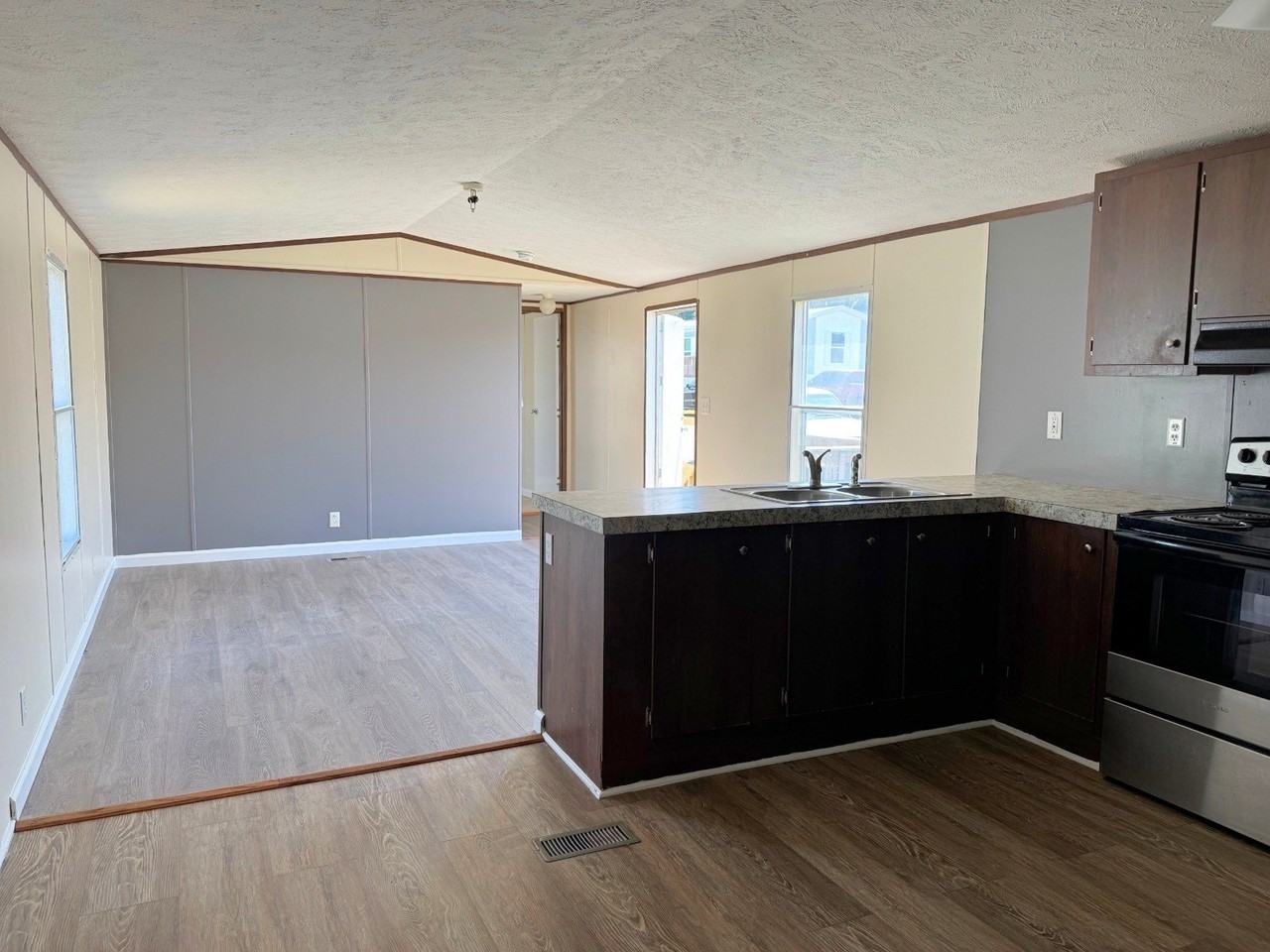 580 Banjo Way - Photo 2 of 8