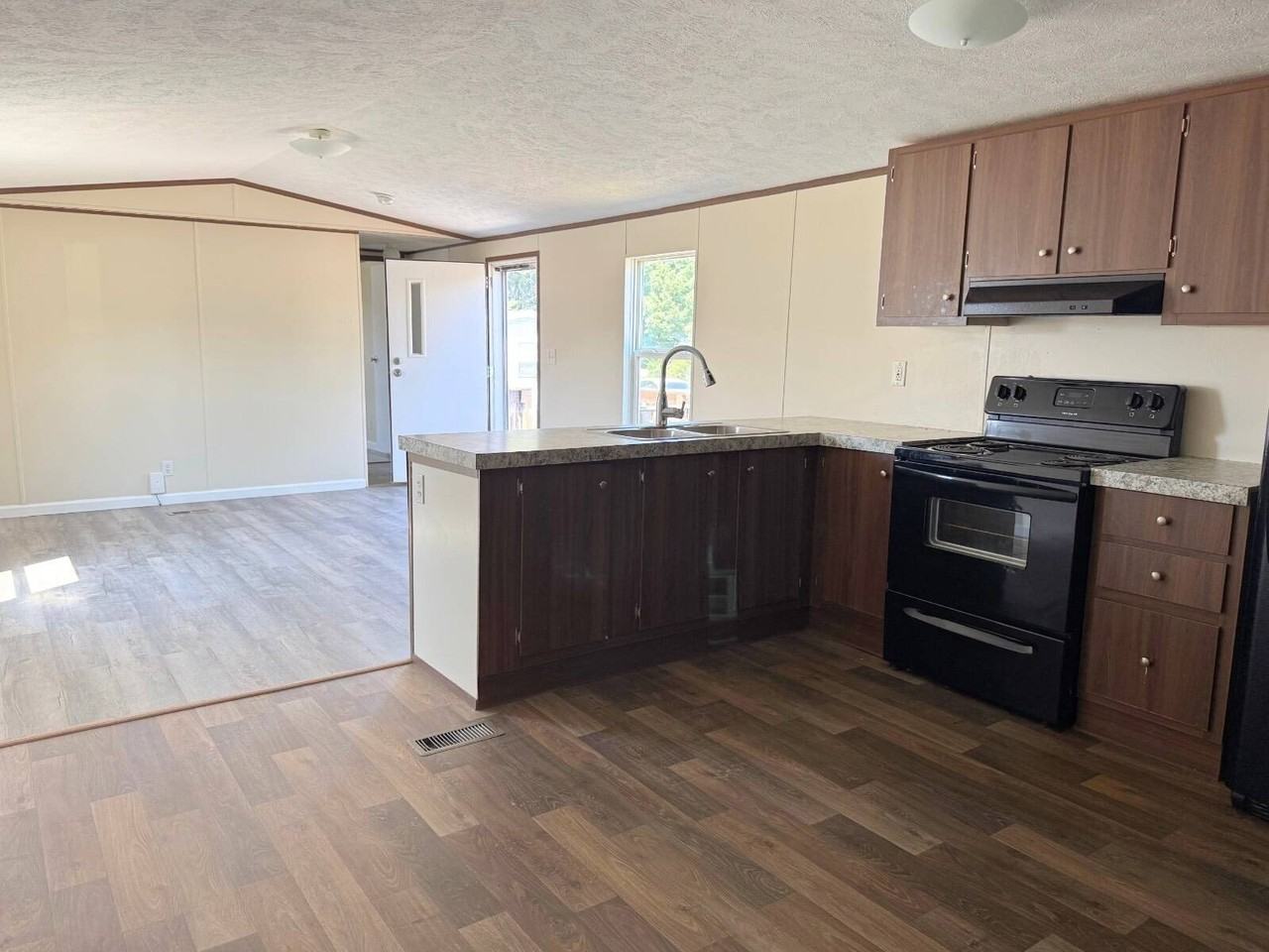 557 Banjo Way - Photo 2 of 7