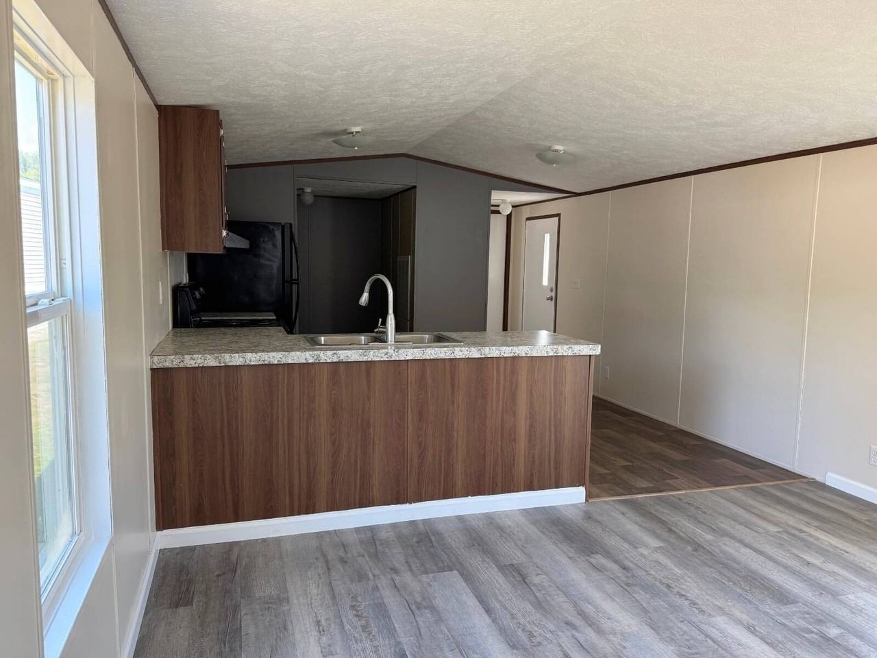 557 Banjo Way - Photo 3 of 7