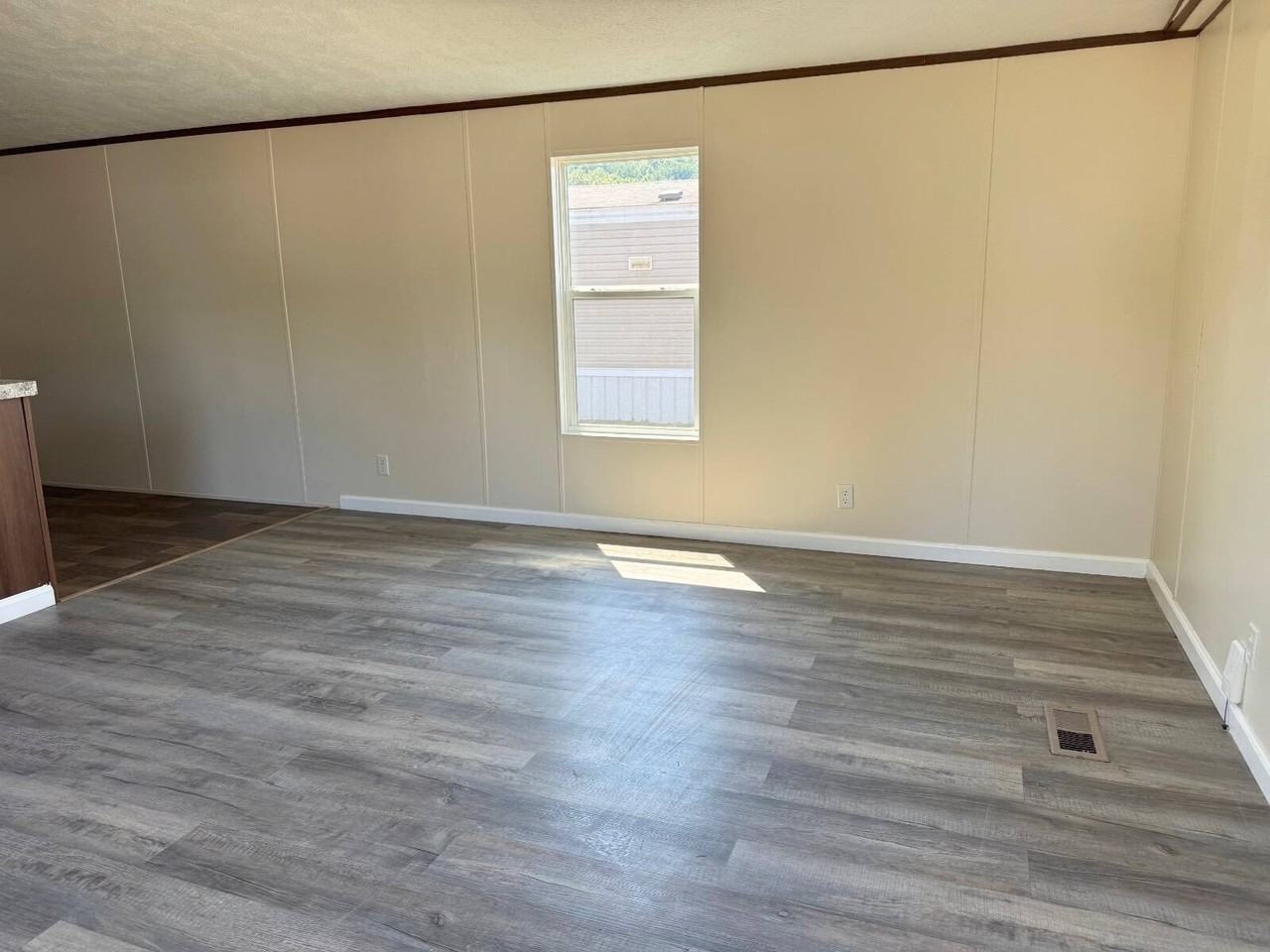 557 Banjo Way - Photo 4 of 7