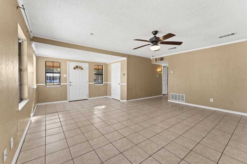 703 Ainslee St - Photo 7 of 29