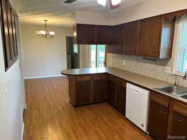 8233 Iosco Rd - Photo 5 of 7
