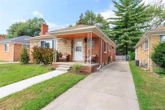 24091 Eastwood St - Photo 2 of 31