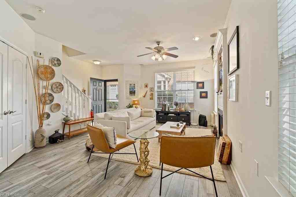 1009 Gamston Ln - Photo 4 of 26
