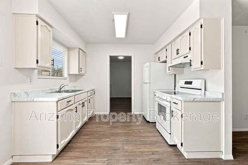 1403 N Markdale - Photo 4 of 25