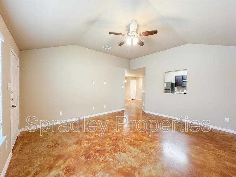 1044 Mason Dr Apt B - Photo 2 of 14