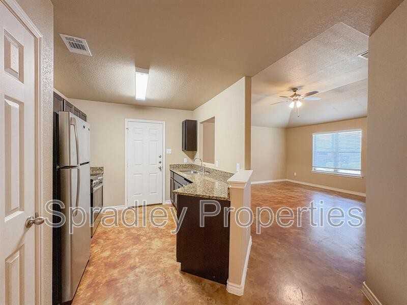 1044 Mason Dr Apt B - Photo 4 of 14