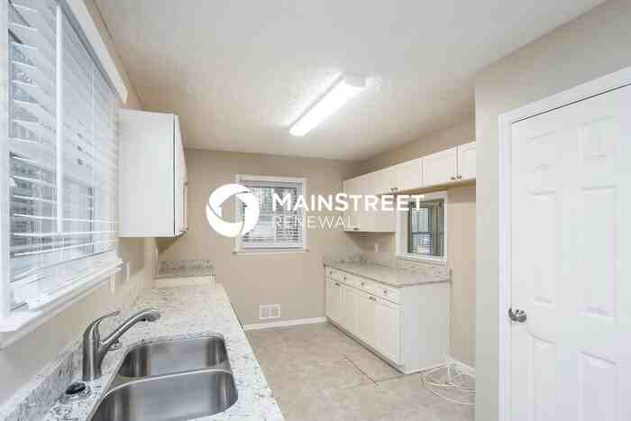 452 Bells Ferry Pl - Photo 5 of 15