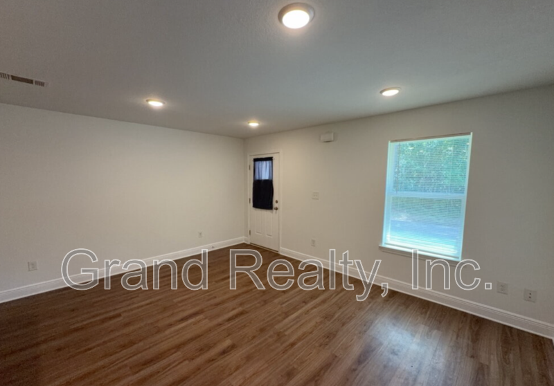 5098 Susan St - Photo 4 of 30