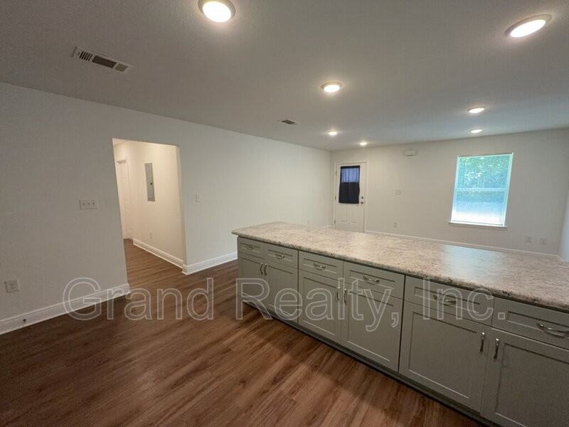 5098 Susan St - Photo 5 of 30
