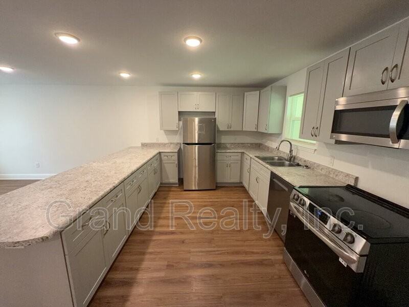 5098 Susan St - Photo 6 of 30