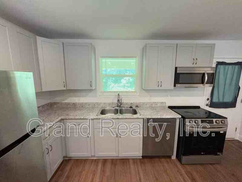 5098 Susan St - Photo 7 of 30