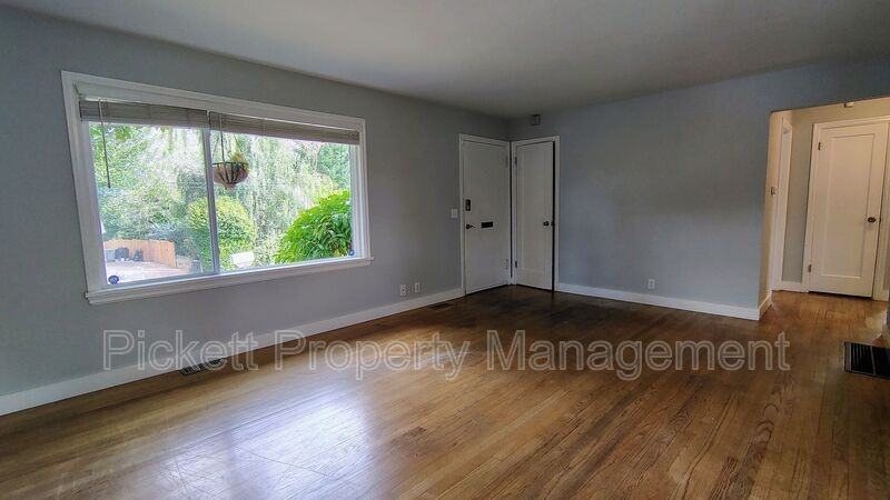 631 Bertha Ave - Photo 5 of 14