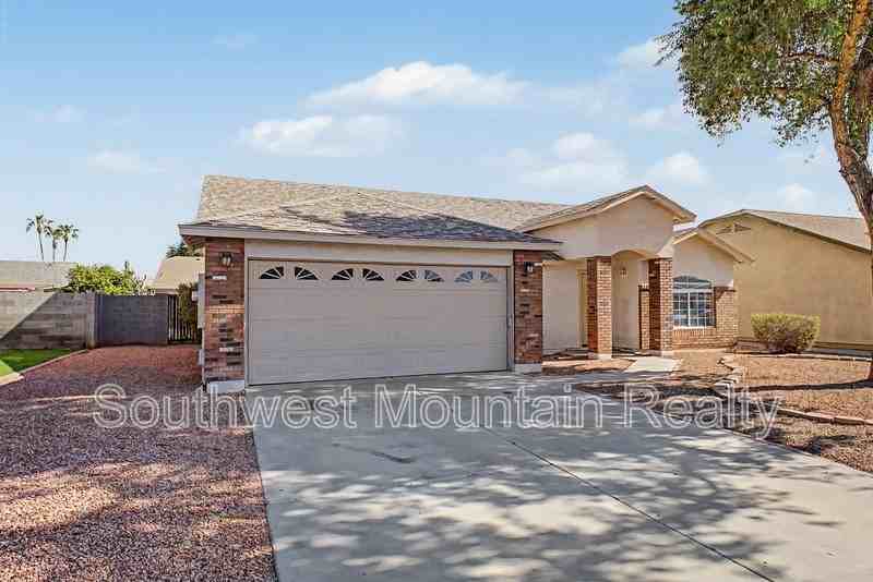 2272 E Remington Pl - Photo 4 of 37