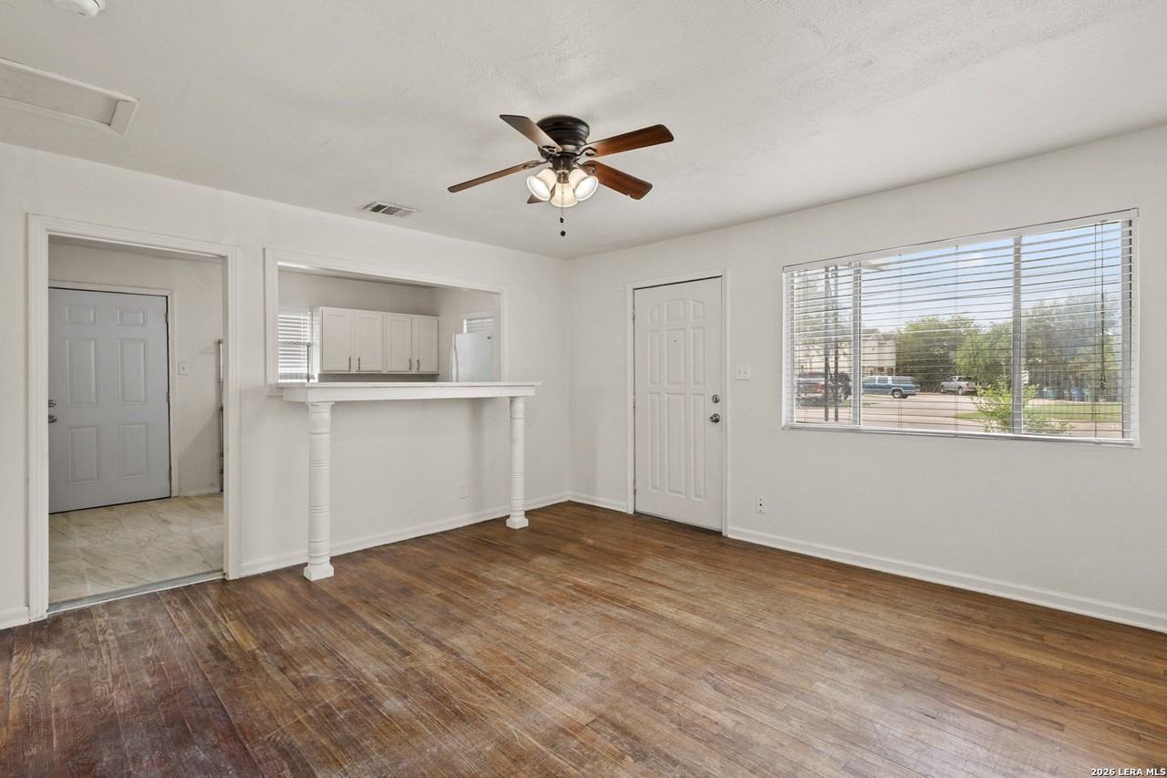 757 AVONDALE AVE - Photo 5 of 18