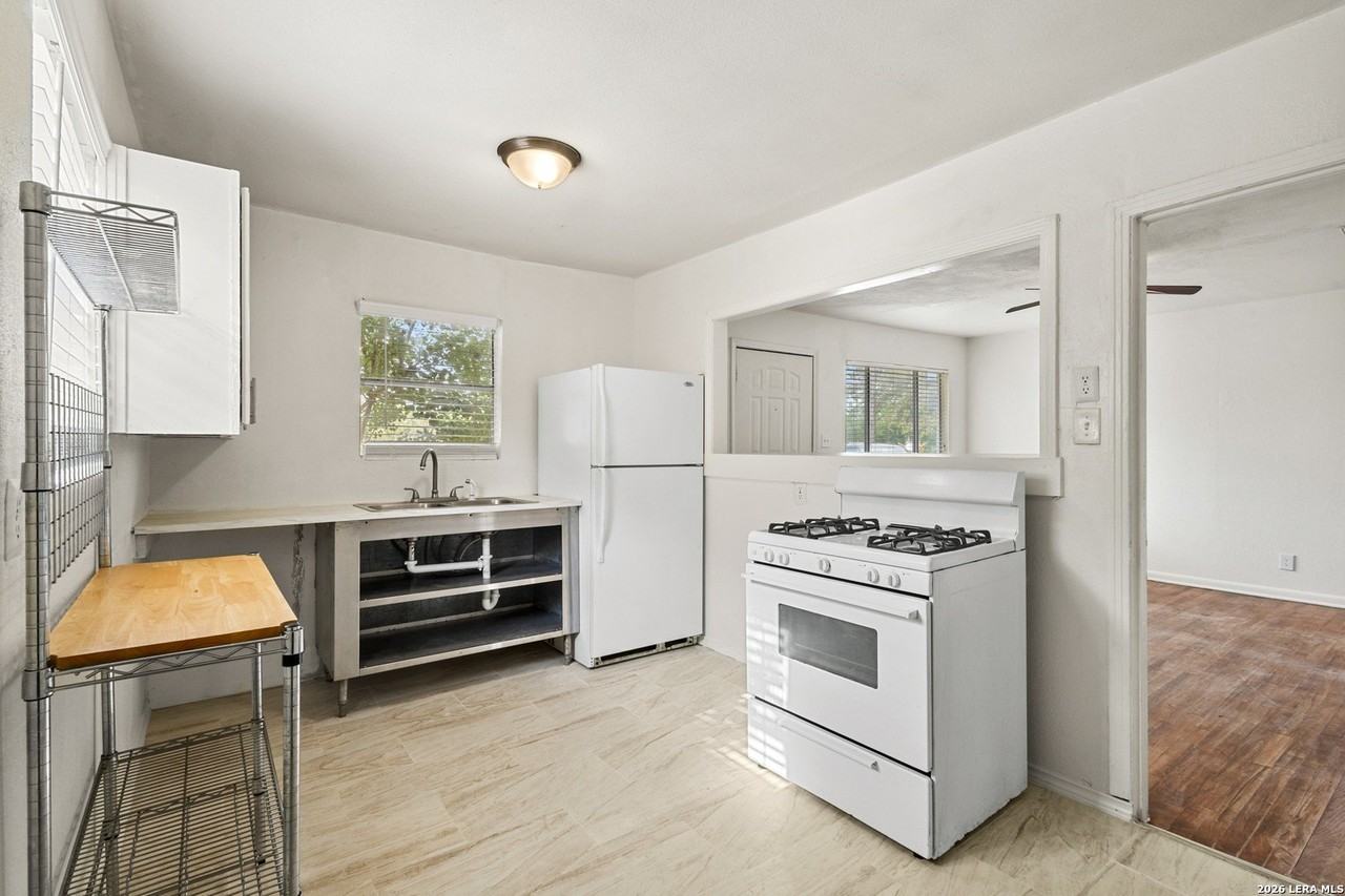 757 AVONDALE AVE - Photo 6 of 18
