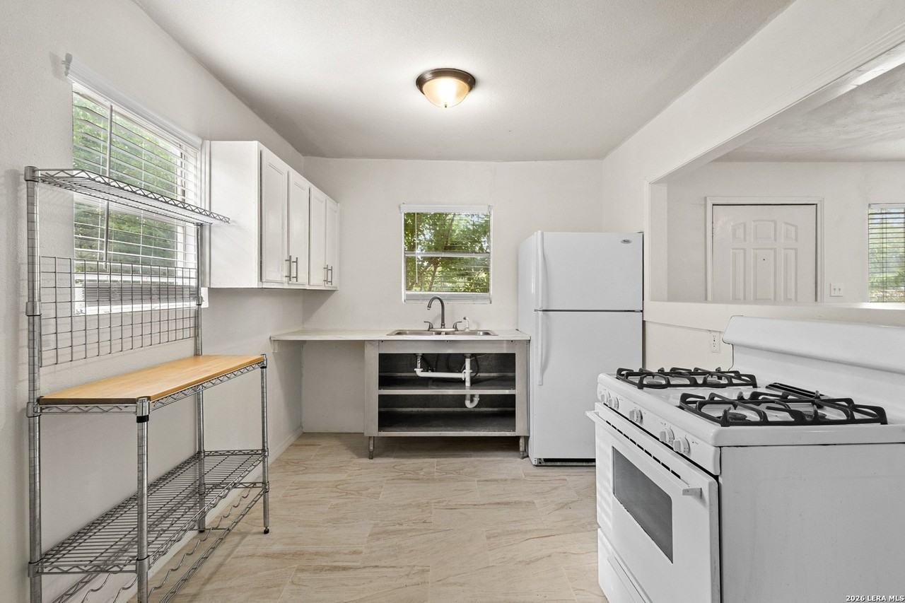 757 AVONDALE AVE - Photo 7 of 18