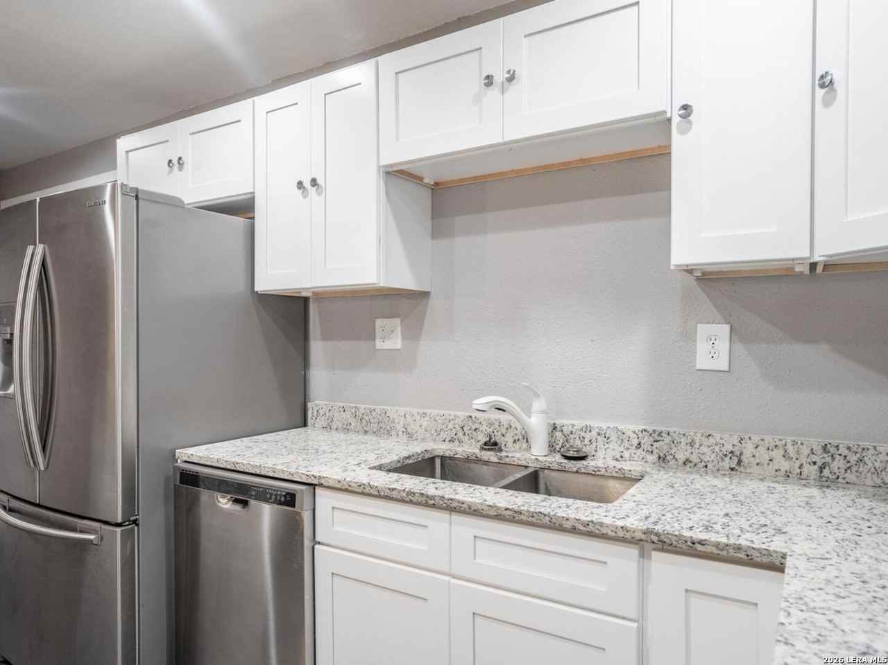 158 HATCHER AVE - Photo 6 of 26