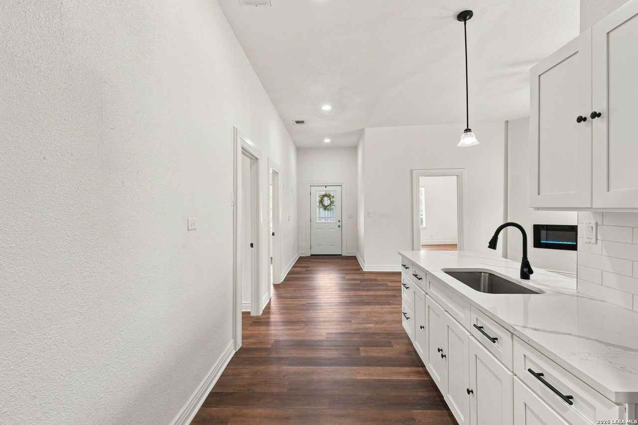 223 Porter St - Photo 4 of 21