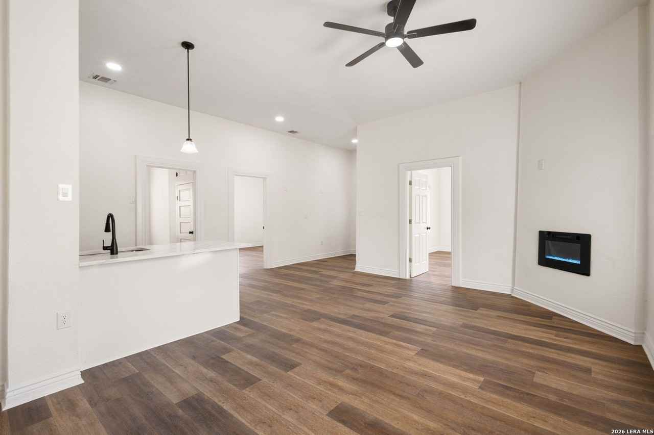 223 Porter St - Photo 5 of 21