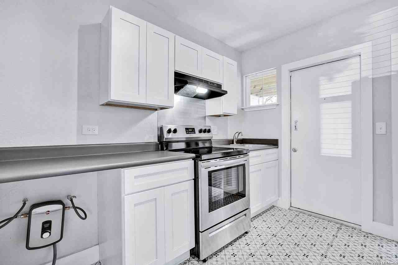 1020 W French Pl #2 - Photo 4 of 11