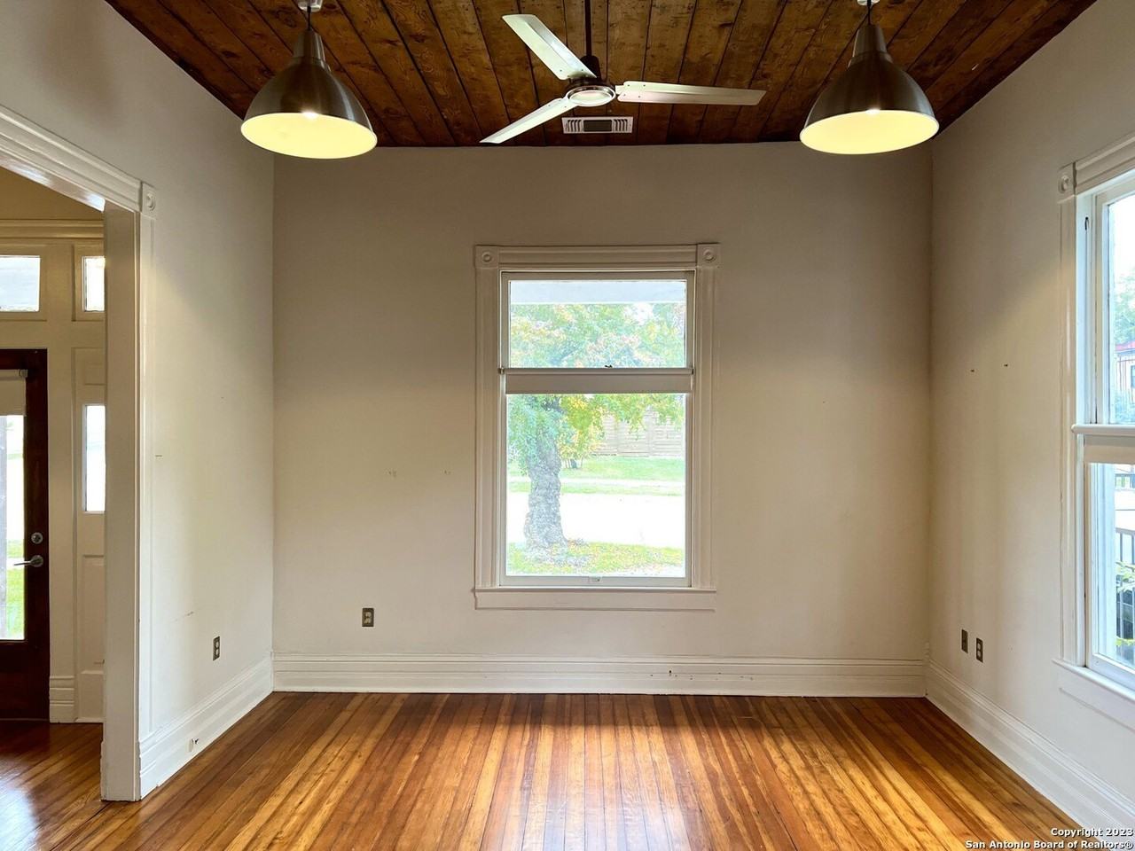 902 N Pine St - Photo 4 of 23