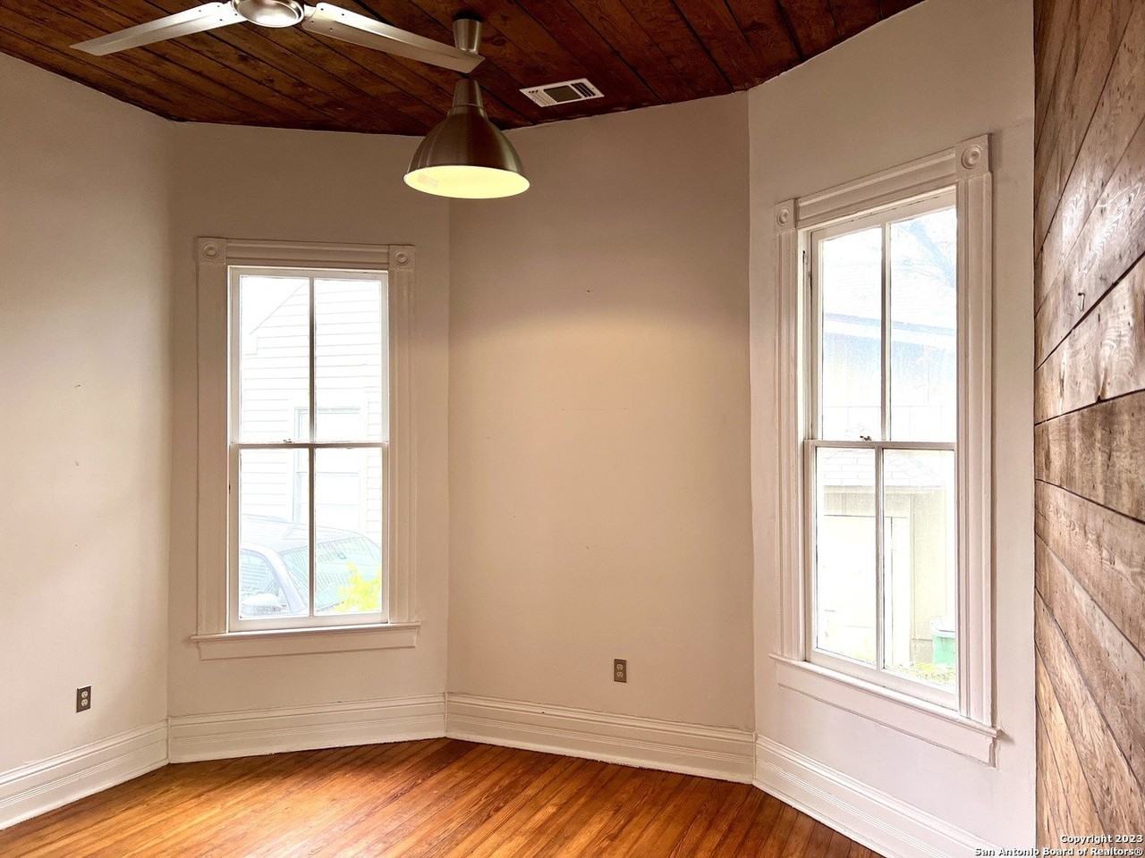 902 N Pine St - Photo 7 of 23