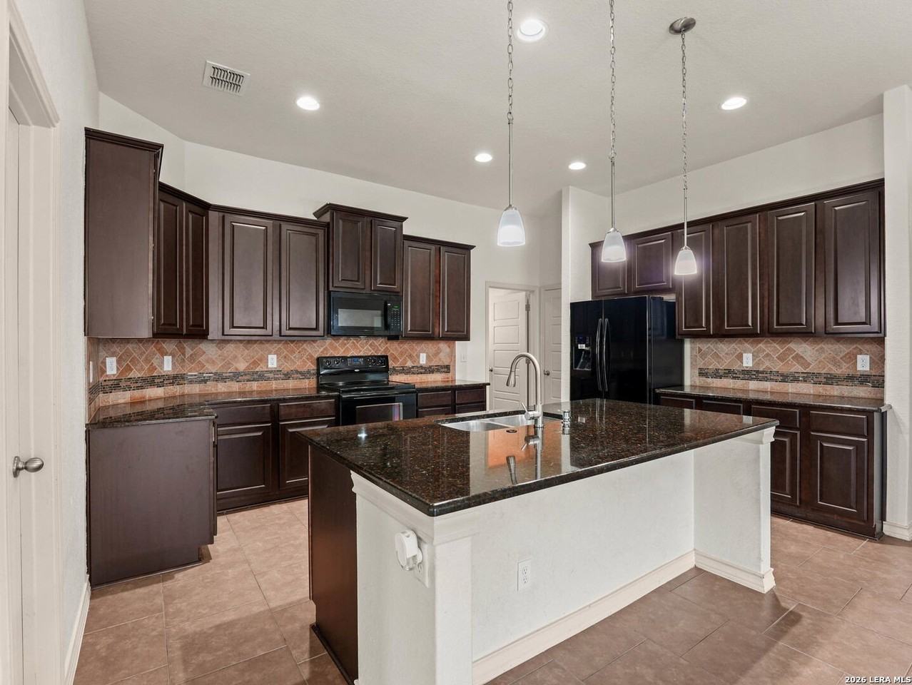 634 Saddle House - Photo 7 of 32