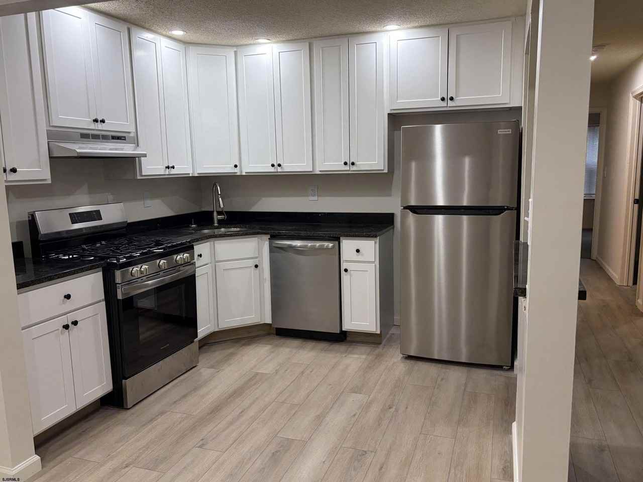 163 Colonial Ct #163 - Photo 2 of 8
