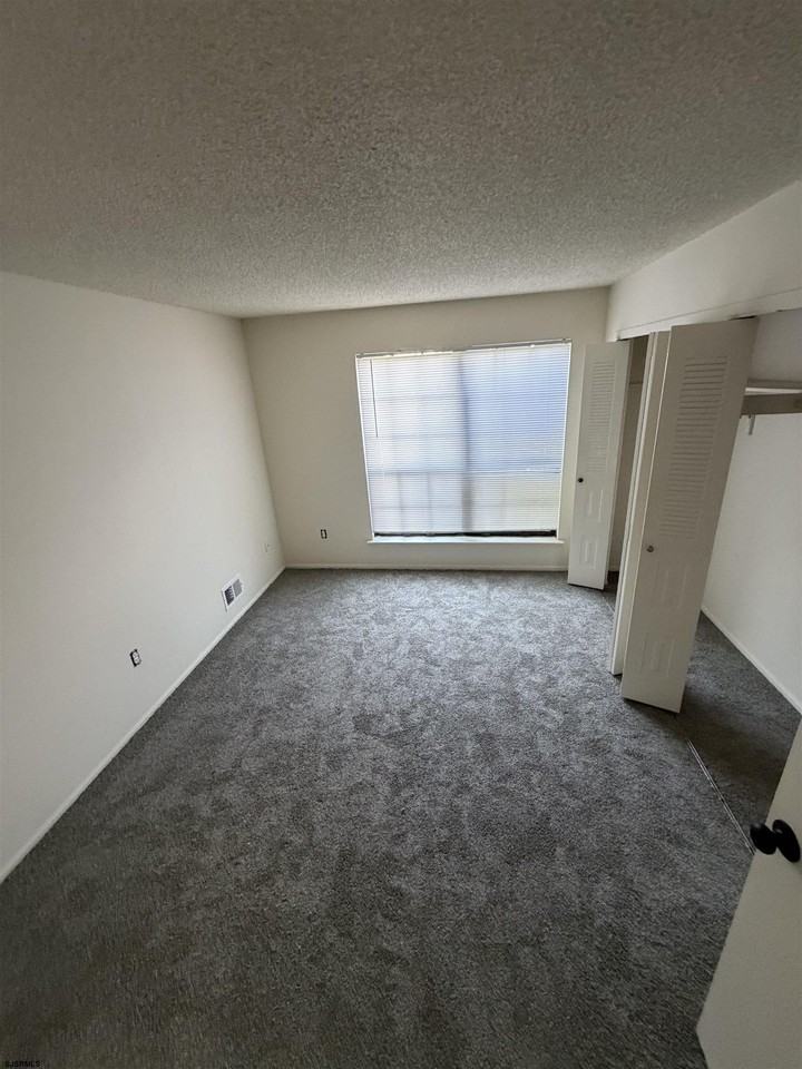 163 Colonial Ct #163 - Photo 3 of 8