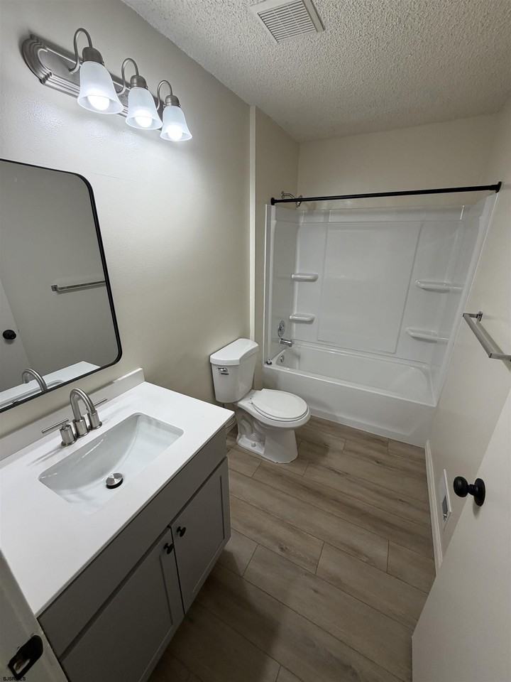 163 Colonial Ct #163 - Photo 4 of 8