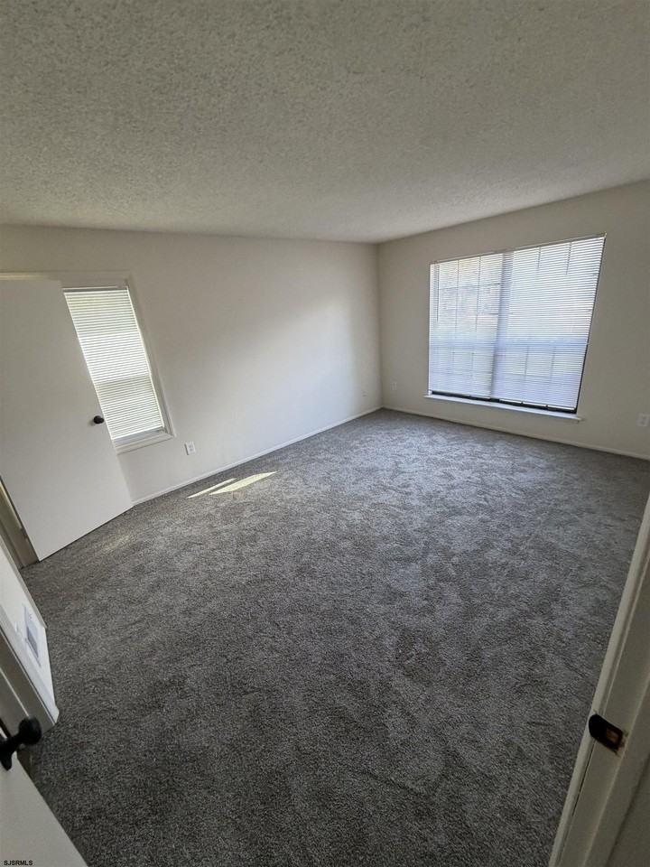 163 Colonial Ct #163 - Photo 6 of 8